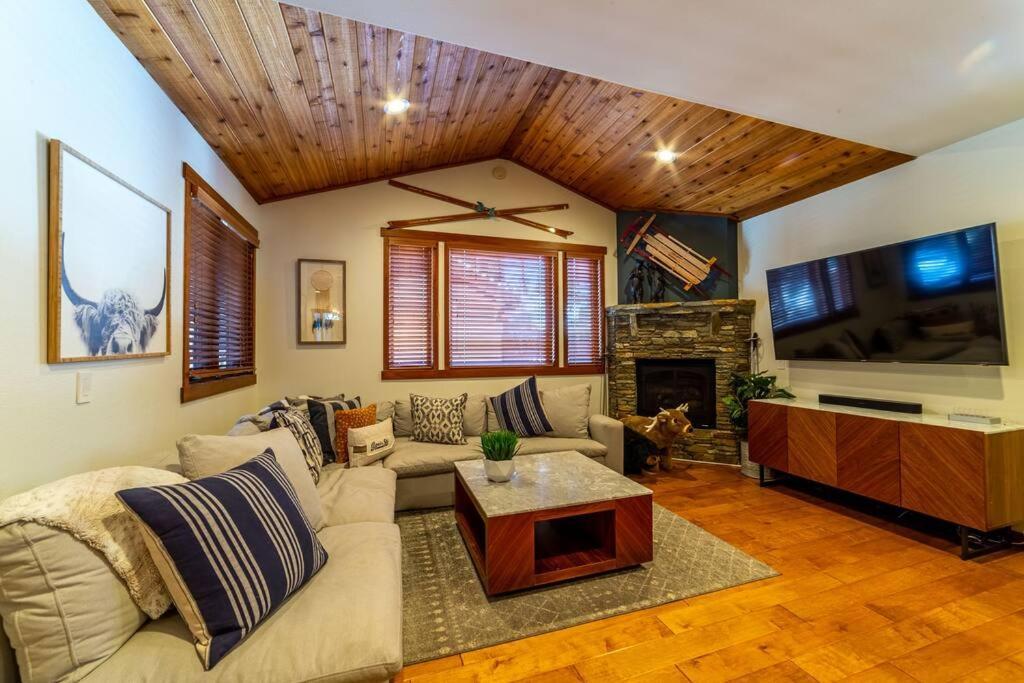 Luxury Townhome, Walk To The Village, Wifi, Private & Garage Mammoth Lakes