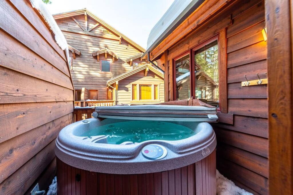Luxury Townhome, Walk To The Village, Wifi, Private & Garage Mammoth Lakes