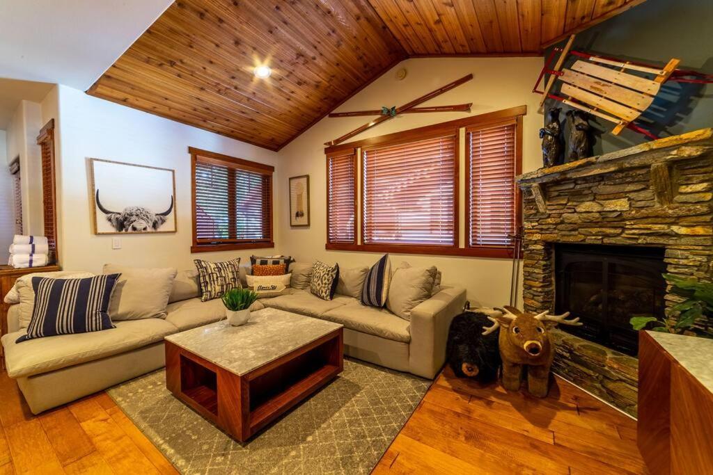 Luxury Townhome, Walk To The Village, Wifi, Private & Garage *