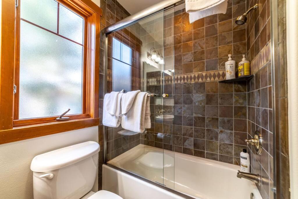 Casa vacanze Luxury Townhome, Walk To The Village, Wifi, Private & Garage *