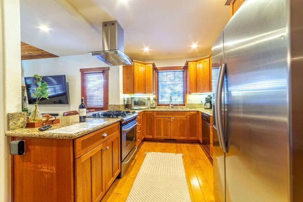 Luxury Townhome, Walk To The Village, Wifi, Private & Garage Casa vacanze